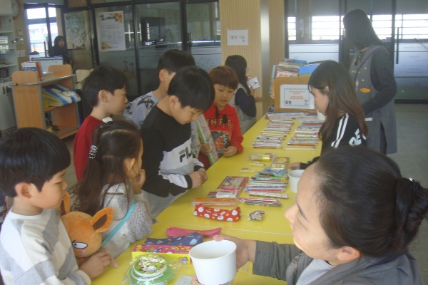 지난 10월 30일 광명동초등학교에서 '도서바자회'가 열린 가운데 학생들이 자신들에게 필요한 물건을 찾고 있다./사진 광명동초등학교 제공