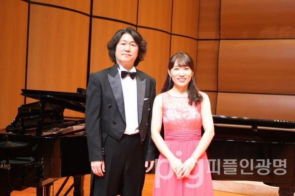 밝은빛 남성합창단의 지휘자인 권희준씨와 그의 아내 피아니스트 강은혜씨./사진 피플인광명