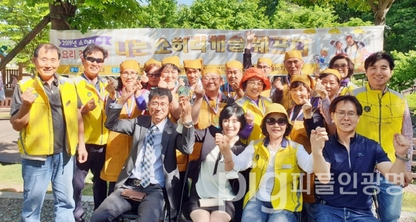 소하1동 누리복지협의체는 지난 5월 28일 도덕산캠핑장에서 특성화사업 신중년소하리캐슬 참여자들과 요리경연대회를 개최했다.사진 광명시 제공