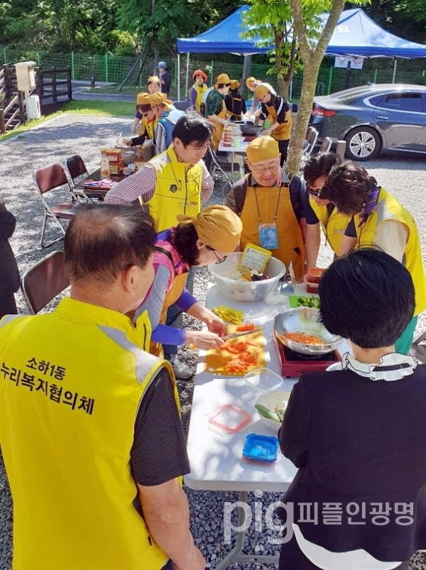 소하1동 누리복지협의체는 지난 5월 28일 도덕산캠핑장에서 특성화사업 신중년소하리캐슬 참여자들과 요리경연대회를 개최했다.사진 광명시 제공