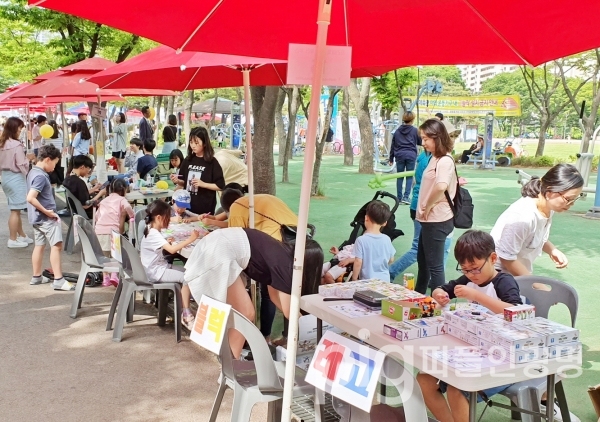 5월 25일 광명시민체육관 녹지공원 및 산책로 일대에서 2019년 5월 프리마켓'팔짱'을 성황리 열렸다./사진 광명시청소년수련관 제공