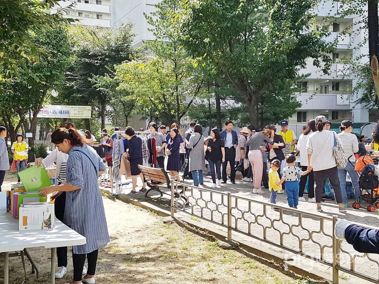 하안2동 누리복지협의체는 9월 25일 이웃사랑 나눔바자회를 개최했다. / 사진 광명시 제공