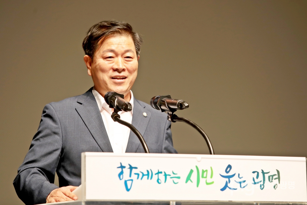 광명시는 10월 21일 광명시민회관에서 2019년 광명시 보육인대회를 개최했다(박승원 광명시장이 축사를 하고 있다) / 사진 광명시 제공