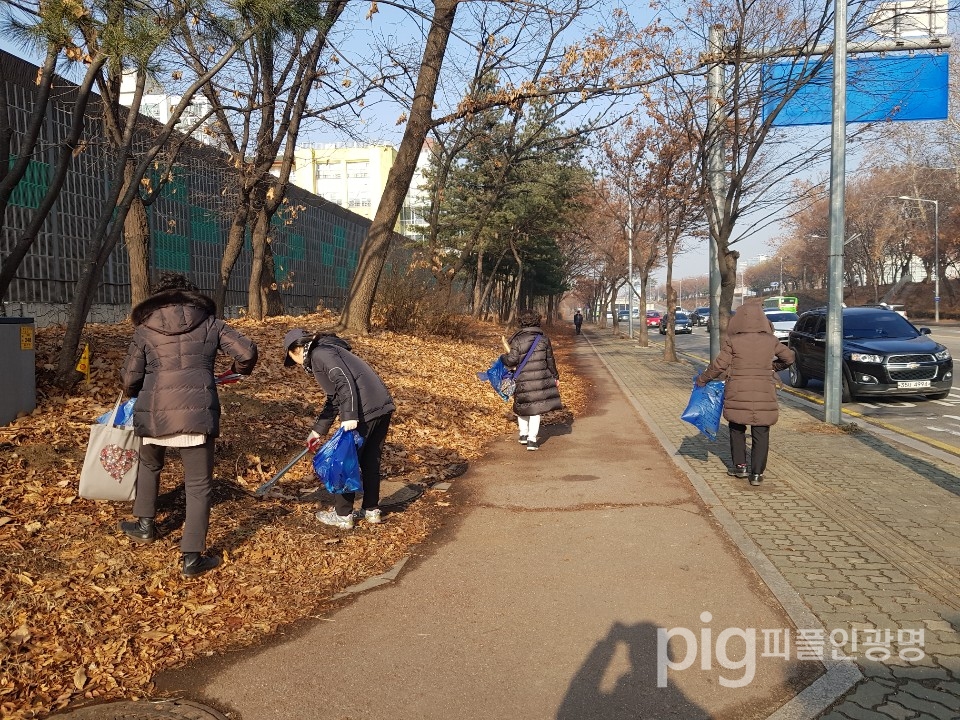 광명시 하안3동 행정복지센터는 지난 12월 24일 지역내 청소 취약지역을 대상으로 대청소를 실시했다. / 사진 광명시 제공