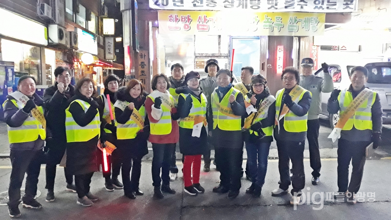 광명시 하안3동 행정복지센터는 1월 20일 청소년지도협의회  하안지구대와 함께 설명절 청소년 탈선예방 캠페인을 실시했다. / 사진 광명시 제공