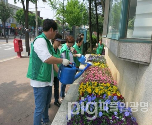 올해 꽃 심기 운동에 참여하고 싶은 시민은 꽃 심기 팀(동아리) 또는 단체를 구성하여 오는 2월 5일까지 각 동 행정복지센터에 신청하면 된다. / 사진 광명시 제공