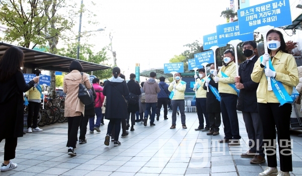 지난 4월 23일 오전 지하철 7호선 철산역 앞에서 박승원 시장과 시민안전대책본부 위원들이 '사회적 거리두기 지속 캠페인'을 진행하고 있다./사진 광명시 제공