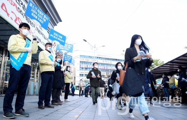 지난 4월 23일 오전 지하철 7호선 철산역 앞에서 박승원 시장과 시민안전대책본부 위원들이 '사회적 거리두기 지속 캠페인'을 진행하고 있다./사진 광명시 제공
