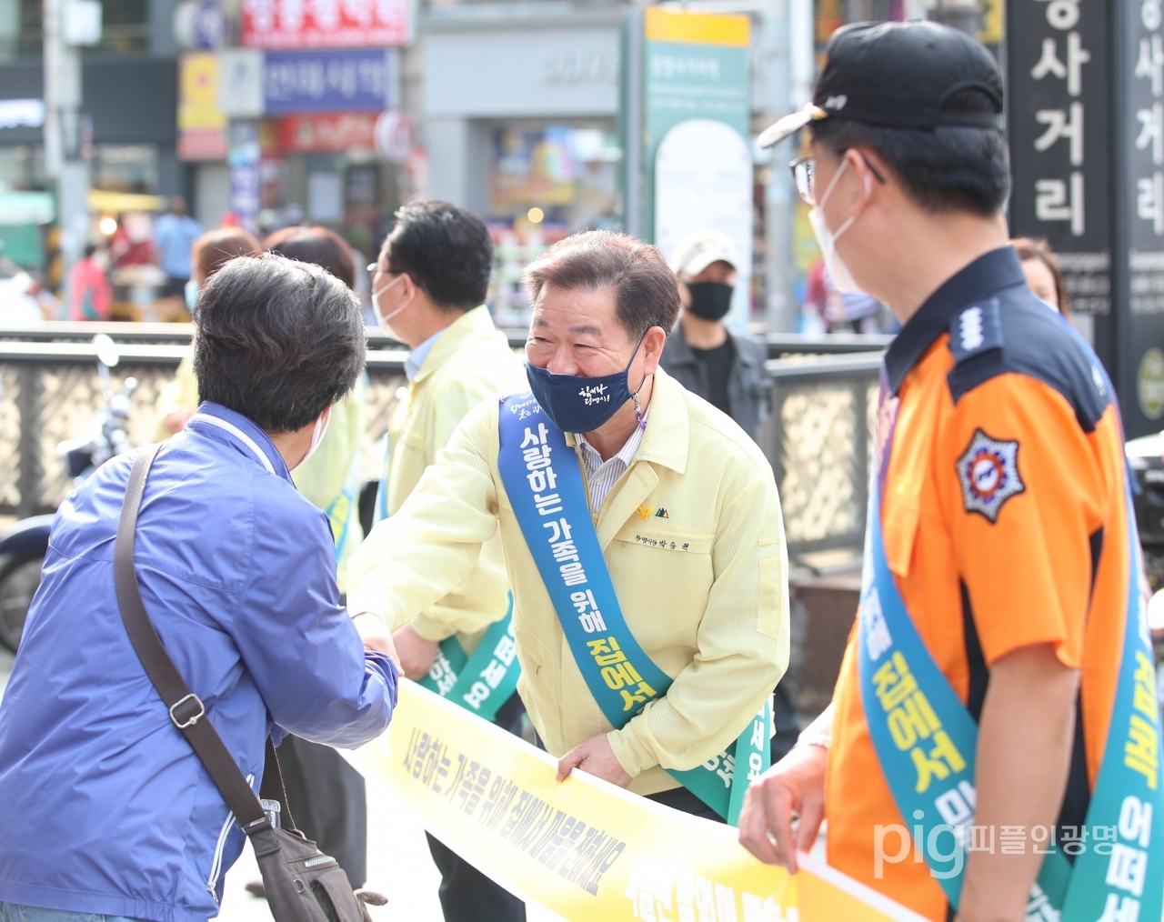 박승원 광명시장은 추석명절을 앞둔 9월 28일 오후 광명사거리역에서 시민에게 추석명절 인사를 전하고 안전한 추석보내기를 당부했다. / 사진제공 광명시