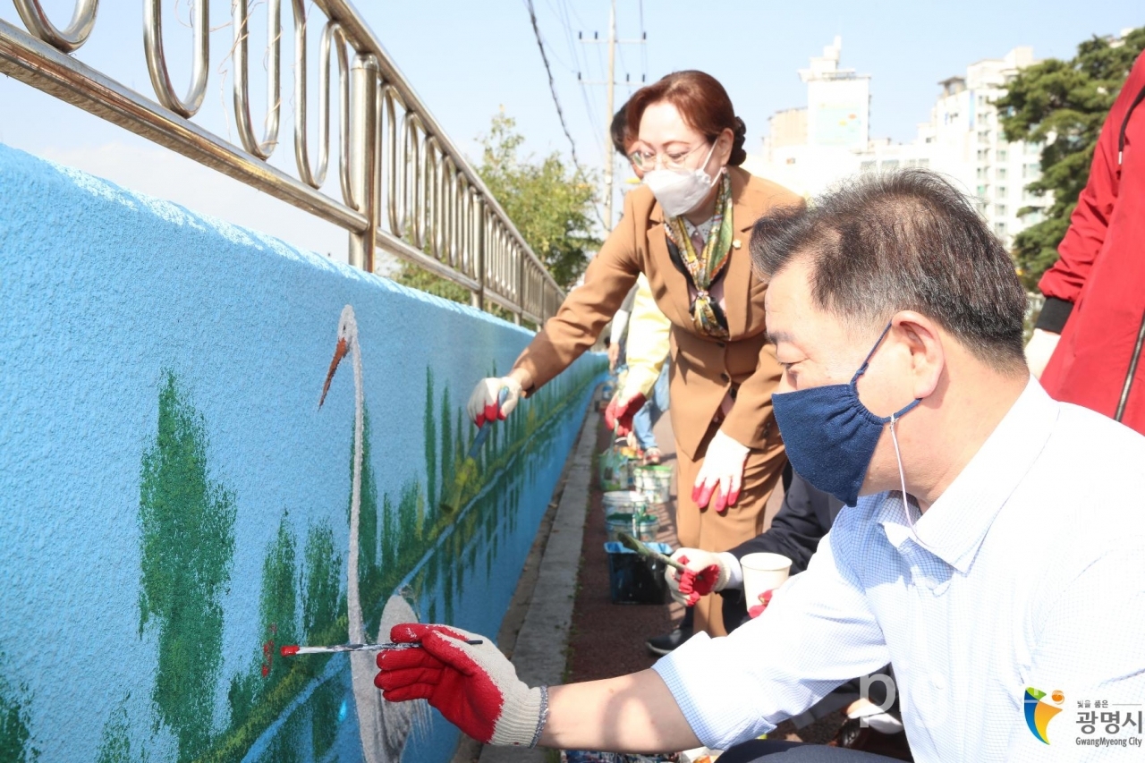 광명시 광명6동 행정복지센터는 10월 22일 주민세 환원 마을사업으로 ‘목감천 벽화 그리기 사업’을 진행했다. / 사진제공 광명시