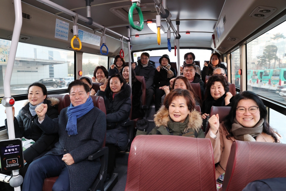 지난 26일 광명종합터미널에서 KTX광명역을 출발해 서울 목동까지 운행하는 '200번' 일반좌석버스 시승식이 진행되고 있다./광명시 제공
